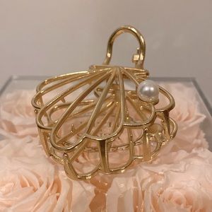 Gold hair claw clip with pearl accent